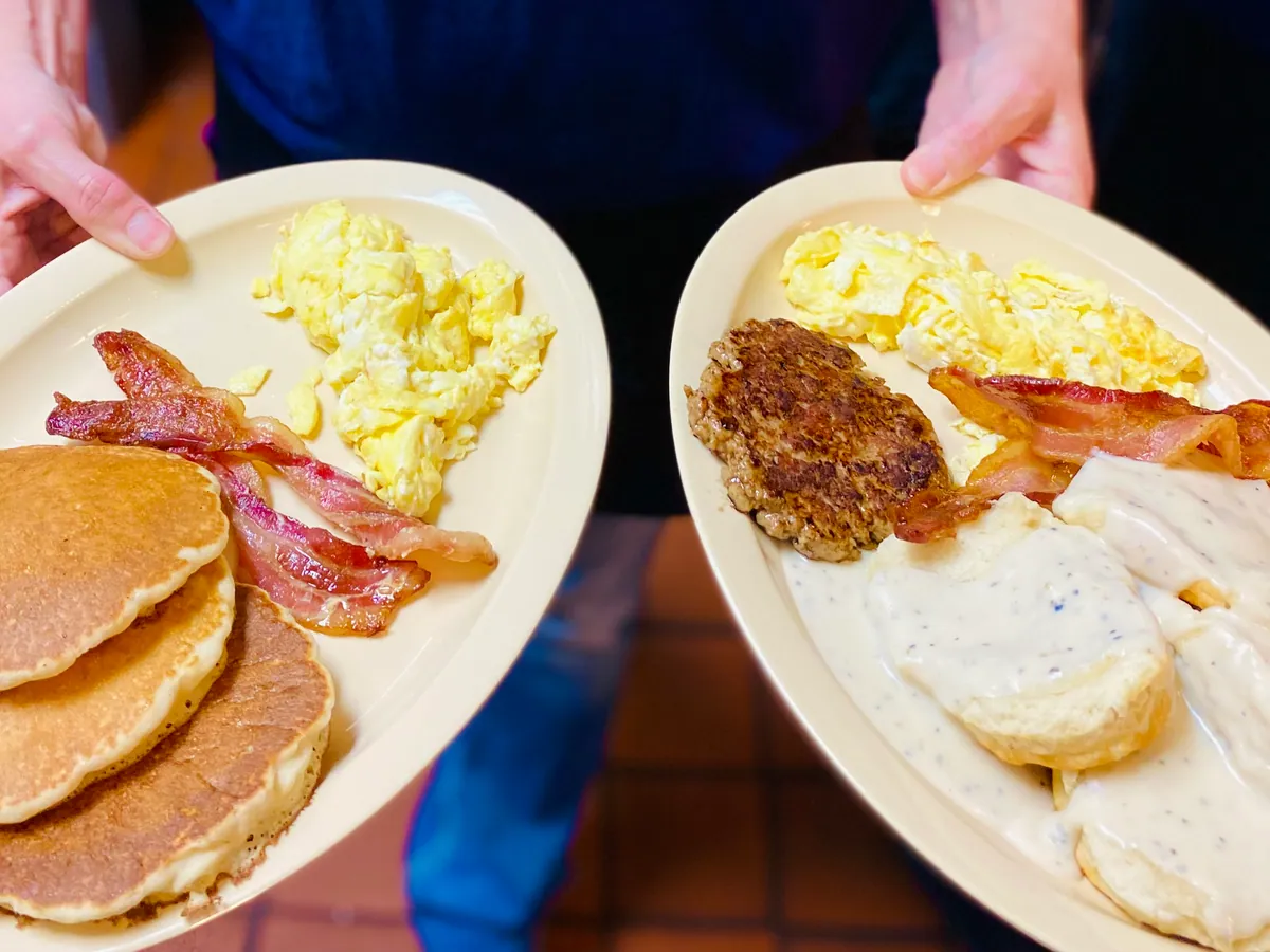 A fresh breakfast spread at Ma’s Diner — eggs, bacon, pancakes and biscuits with gravy